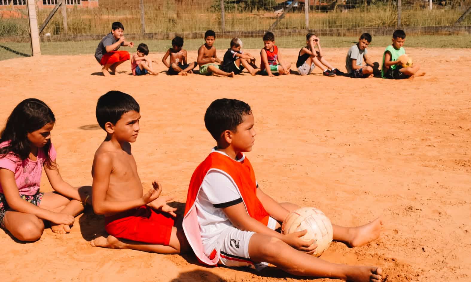 Fome de Bola — crianças sentadas